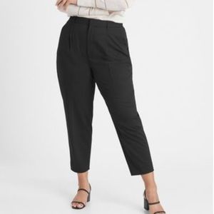 Banana Republic High-Rise Tapered Curvy cropped Pant in Black